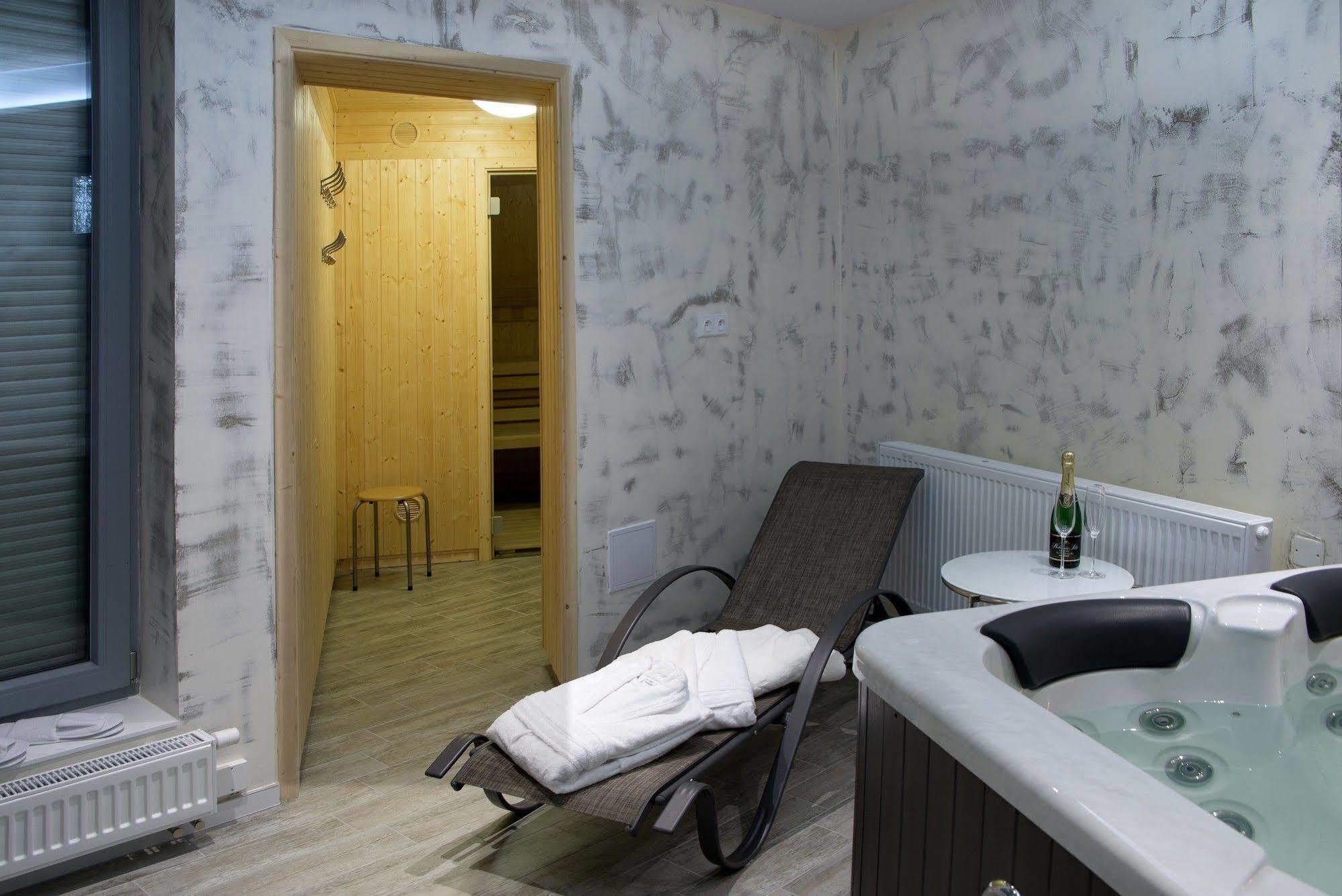 Hotel Koruna Chlumec nad Cidlinou Exteriör bild